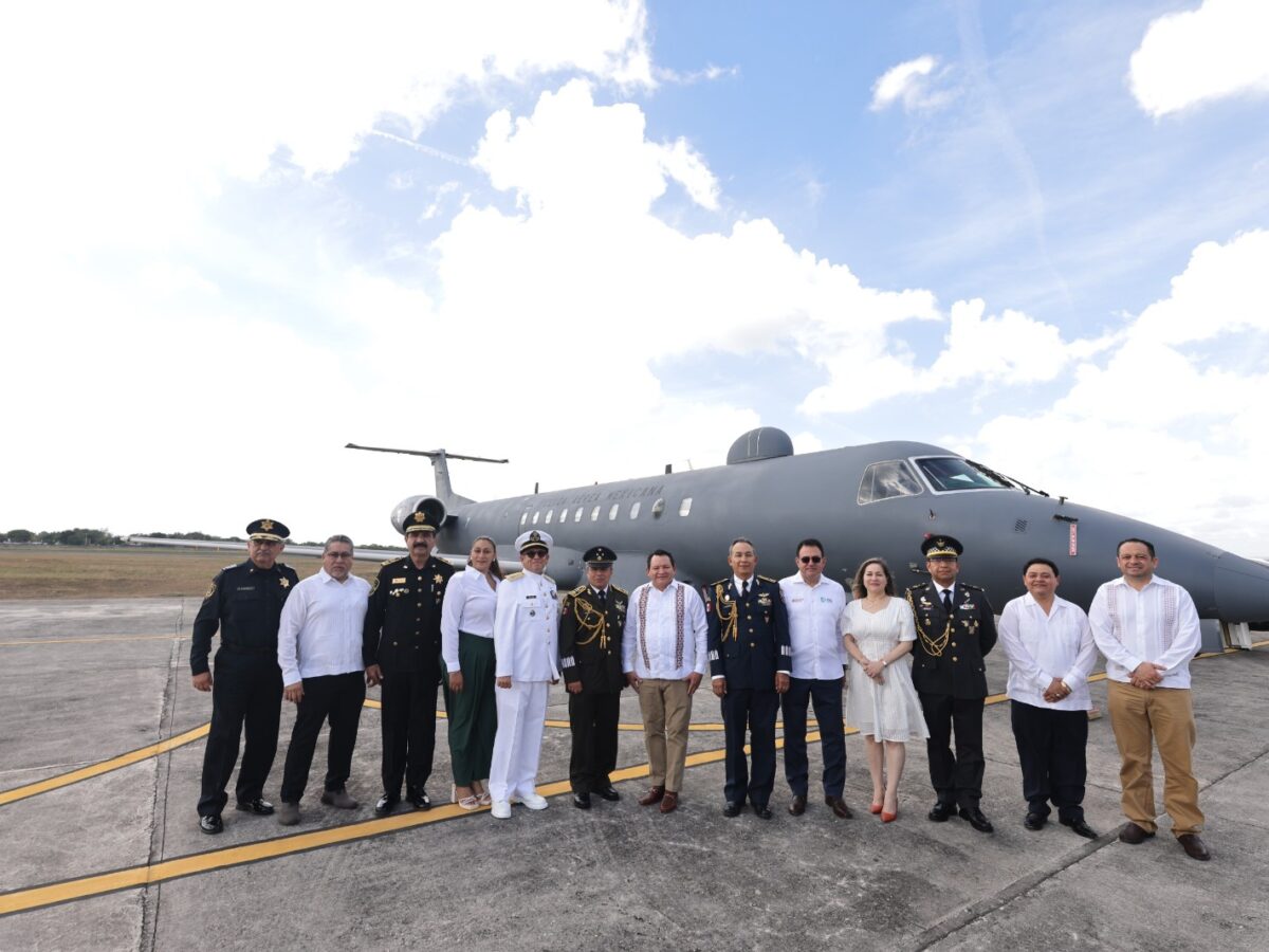 El gobernador Joaquín Díaz Mena conmemora el 110 aniversario de la Fuerza Aérea Mexicana en Yucatán y reconoce su labor en la defensa del país.