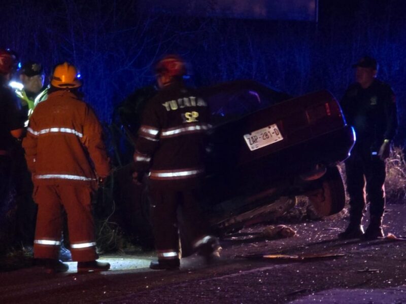 Dos muertos y un herido tras un choque frontal entre un Tsuru y un camión en la Mérida-Tetiz. El accidente ocurrió en el kilómetro 9.