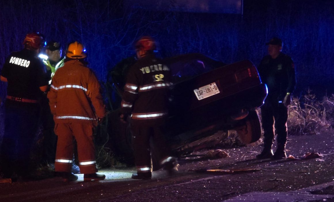 Dos muertos y un herido tras un choque frontal entre un Tsuru y un camión en la Mérida-Tetiz. El accidente ocurrió en el kilómetro 9.