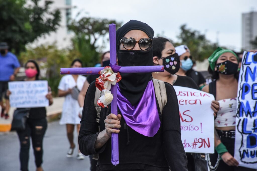 A.A.O.C. vinculado a proceso por tentativa de feminicidio en Mérida tras agredir a su pareja con un cuchillo. Investigación en curso.