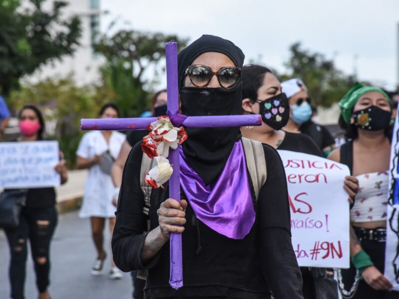 A.A.O.C. vinculado a proceso por tentativa de feminicidio en Mérida tras agredir a su pareja con un cuchillo. Investigación en curso.