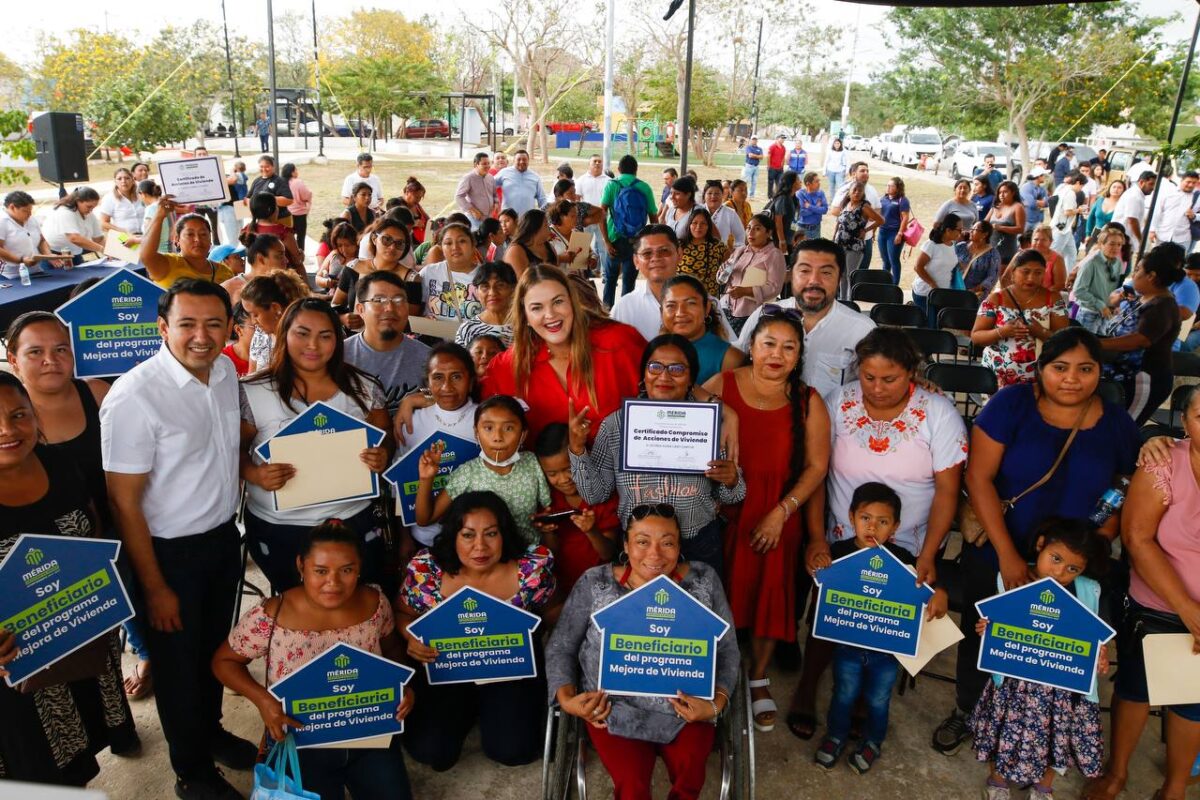 Cecilia Patrón entrega acciones de vivienda a familias del sur de Mérida. Más de 390 familias beneficiadas con viviendas dignas y seguro patrimonio. ¡Conoce más!