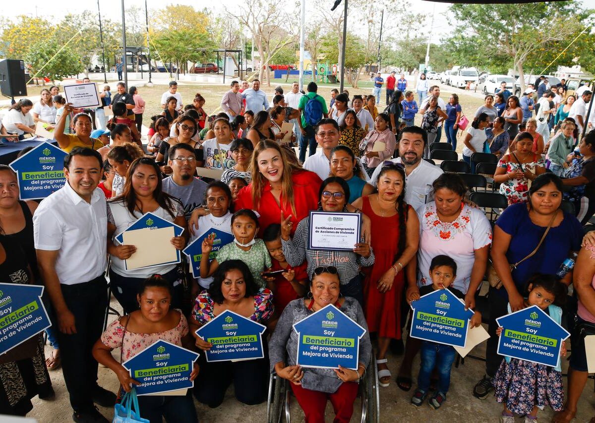 Cecilia Patrón entrega acciones de vivienda a familias del sur de Mérida. Más de 390 familias beneficiadas con viviendas dignas y seguro patrimonio. ¡Conoce más!