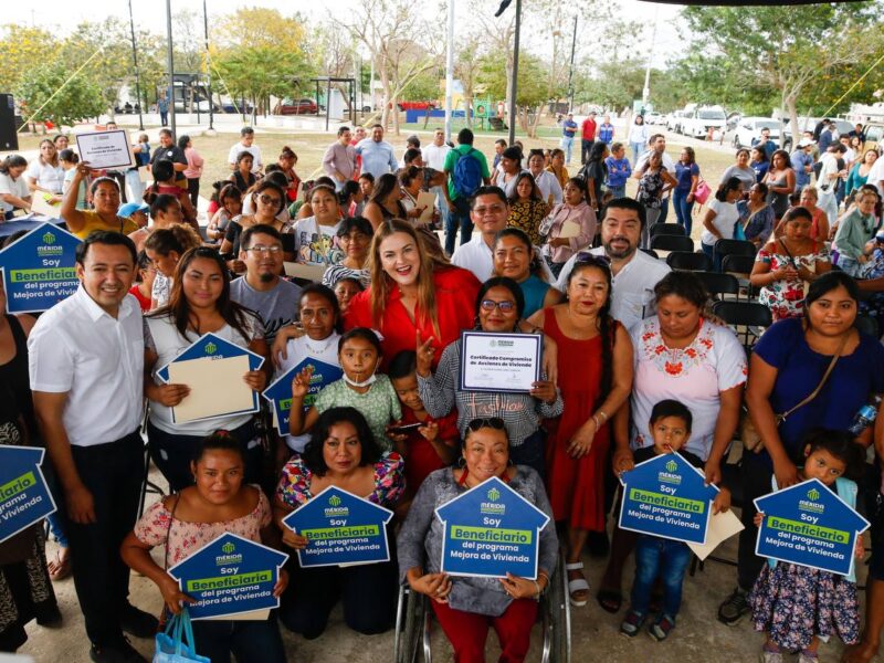 Cecilia Patrón entrega acciones de vivienda a familias del sur de Mérida. Más de 390 familias beneficiadas con viviendas dignas y seguro patrimonio. ¡Conoce más!