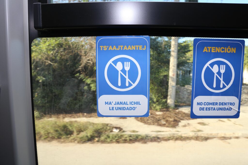 El transporte público en Yucatán incorpora señalética en lengua maya en las rutas de Tizimín y Valladolid, fortaleciendo la identidad cultural.