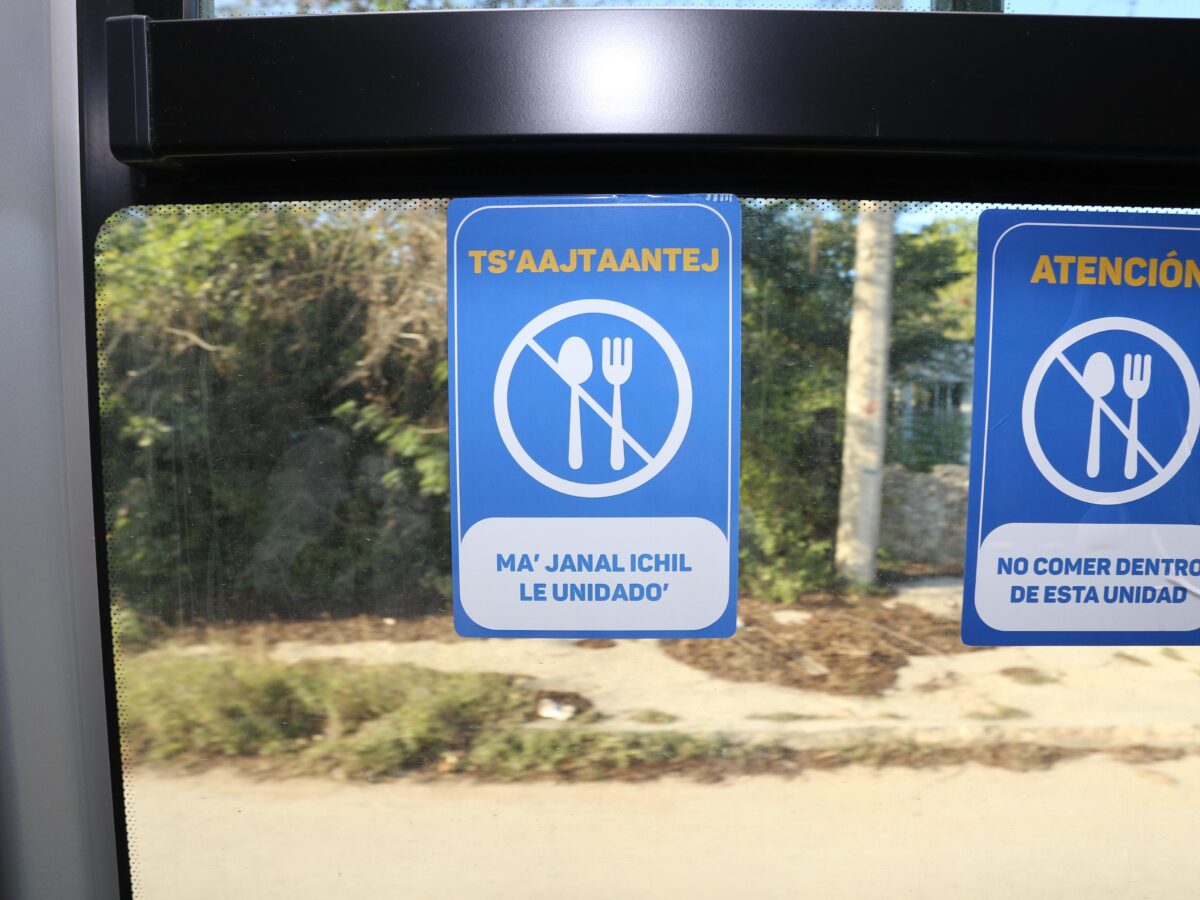 El transporte público en Yucatán incorpora señalética en lengua maya en las rutas de Tizimín y Valladolid, fortaleciendo la identidad cultural.