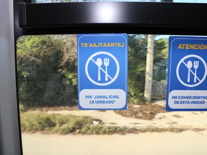 El transporte público en Yucatán incorpora señalética en lengua maya en las rutas de Tizimín y Valladolid, fortaleciendo la identidad cultural.