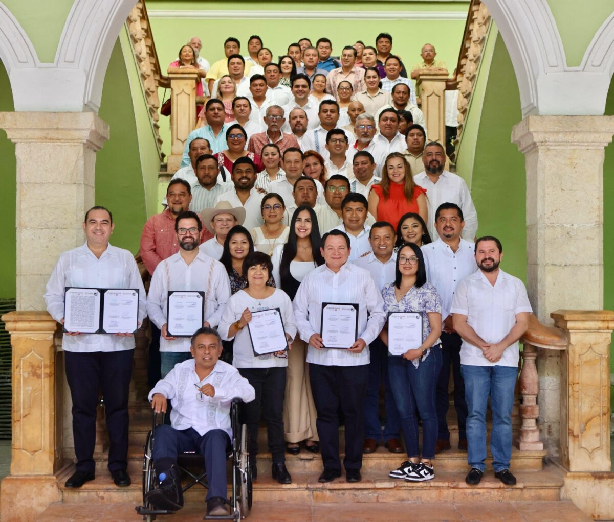 Firman convenio en Yucatán para construir 2,500 viviendas en 2025 y alcanzar 20,000 en el sexenio. Prioridad del Gobierno Federal y estatal.