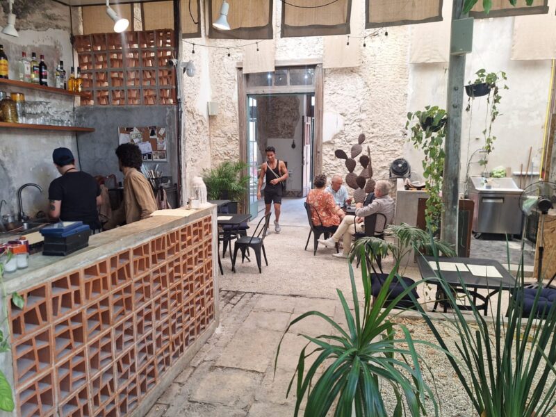 Café Lavé reabre tras ataque en Mérida, pero empleada sigue ausente. Comunidad exige justicia mientras agresor sigue libre.