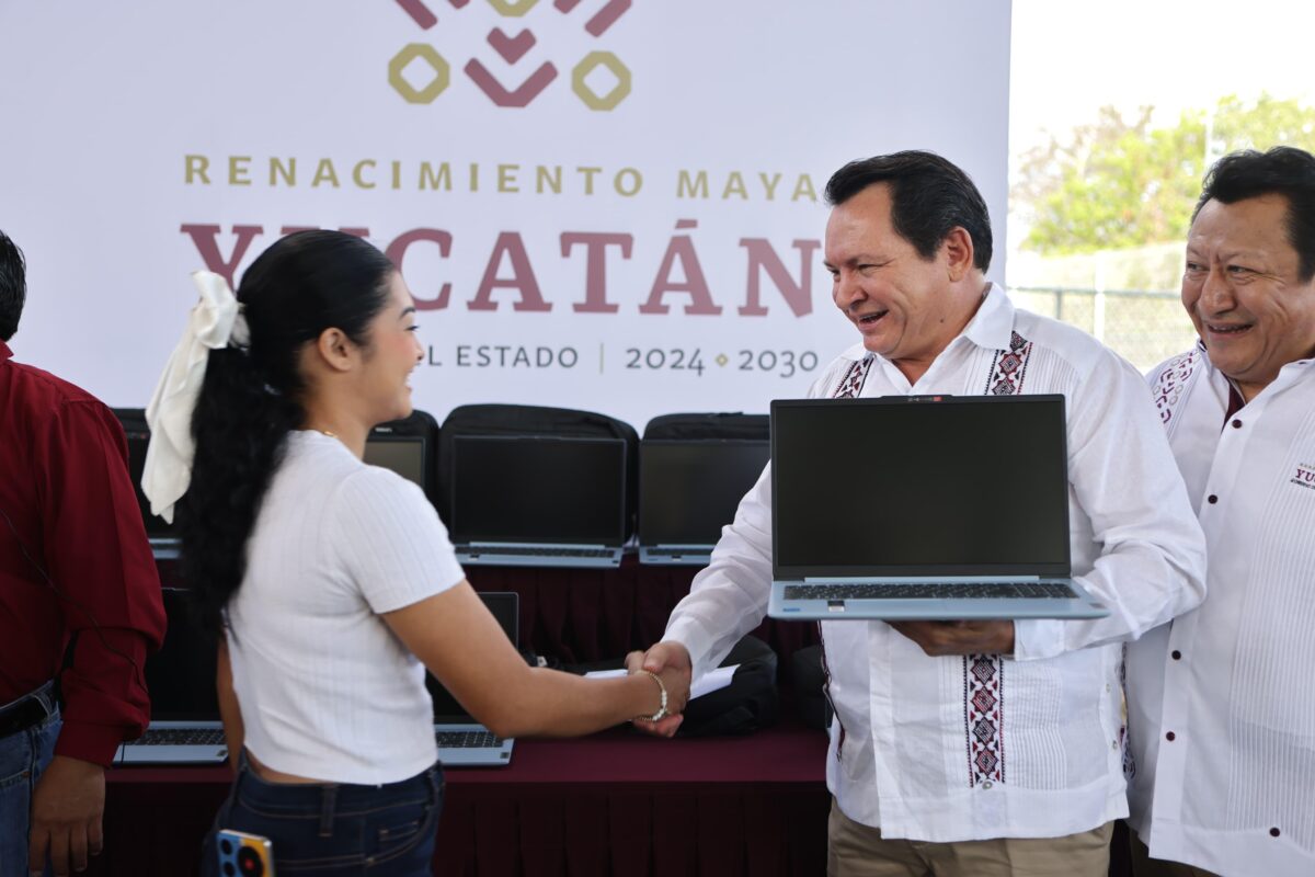 Gobernador Joaquín Díaz Mena entrega más de 400 laptops a 13 preparatorias estatales en Yucatán para fortalecer la educación digital.