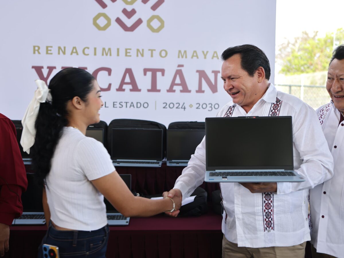 Gobernador Joaquín Díaz Mena entrega más de 400 laptops a 13 preparatorias estatales en Yucatán para fortalecer la educación digital.