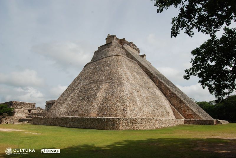 La zona arqueológica de Uxmal cierra temporalmente por seguridad tras la caída de un panal de abejas. Se espera su reapertura en las próximas horas.
