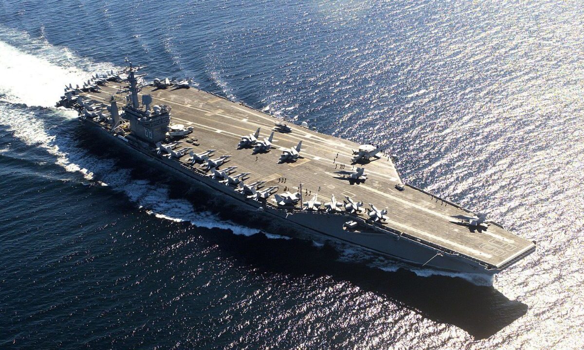 Marina confirma que navíos de EU están en zona de libre navegación. También se reportó la presencia de un portaaviones frente a Baja California.