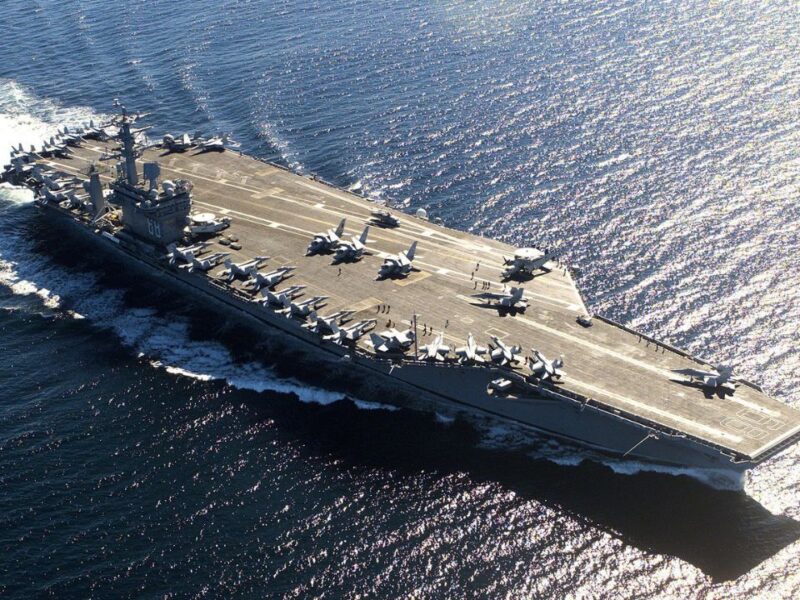 Marina confirma que navíos de EU están en zona de libre navegación. También se reportó la presencia de un portaaviones frente a Baja California.