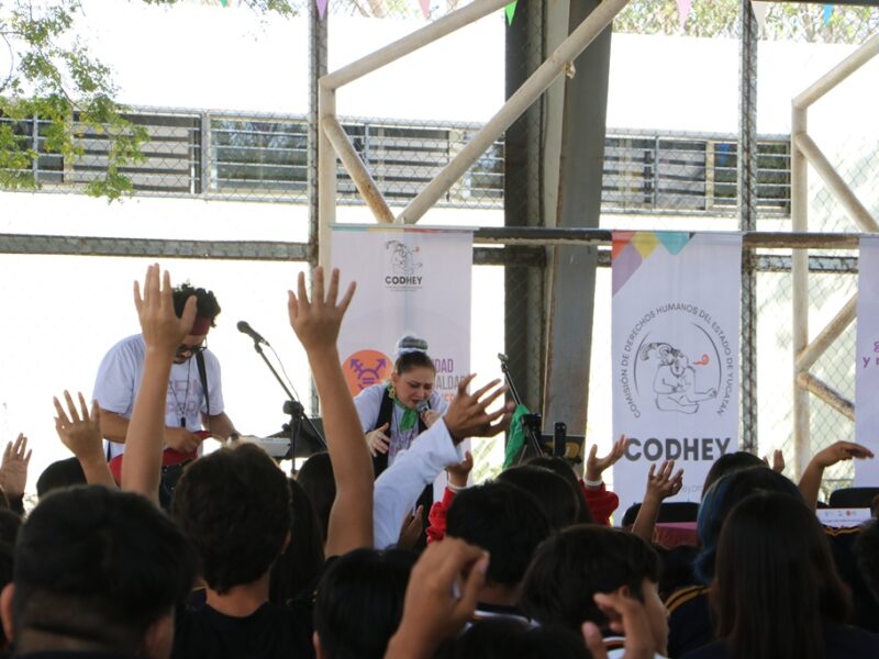 La CODHEY lanza el rap “Tu Voz” en la UABIC para concientizar sobre las violencias de género. Juventudes alzan la voz en el 8M.