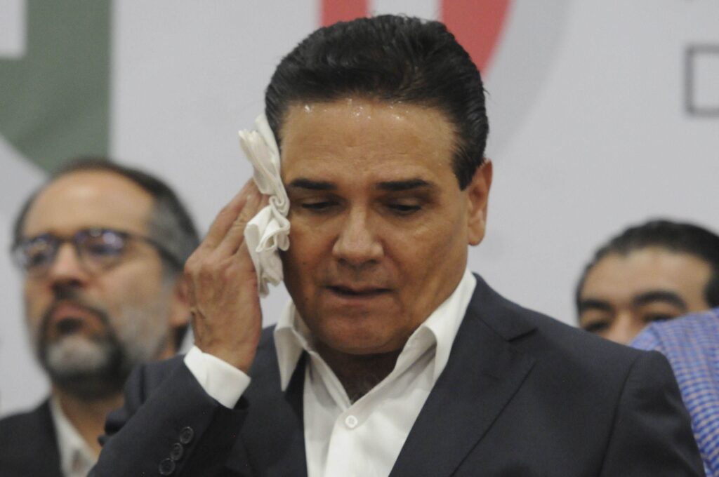 Foto: Cuartoscuro Silvano Aureoles enfrenta una orden de aprehensión por presunta corrupción. La FGR lo busca por delitos financieros y desvío de recursos.