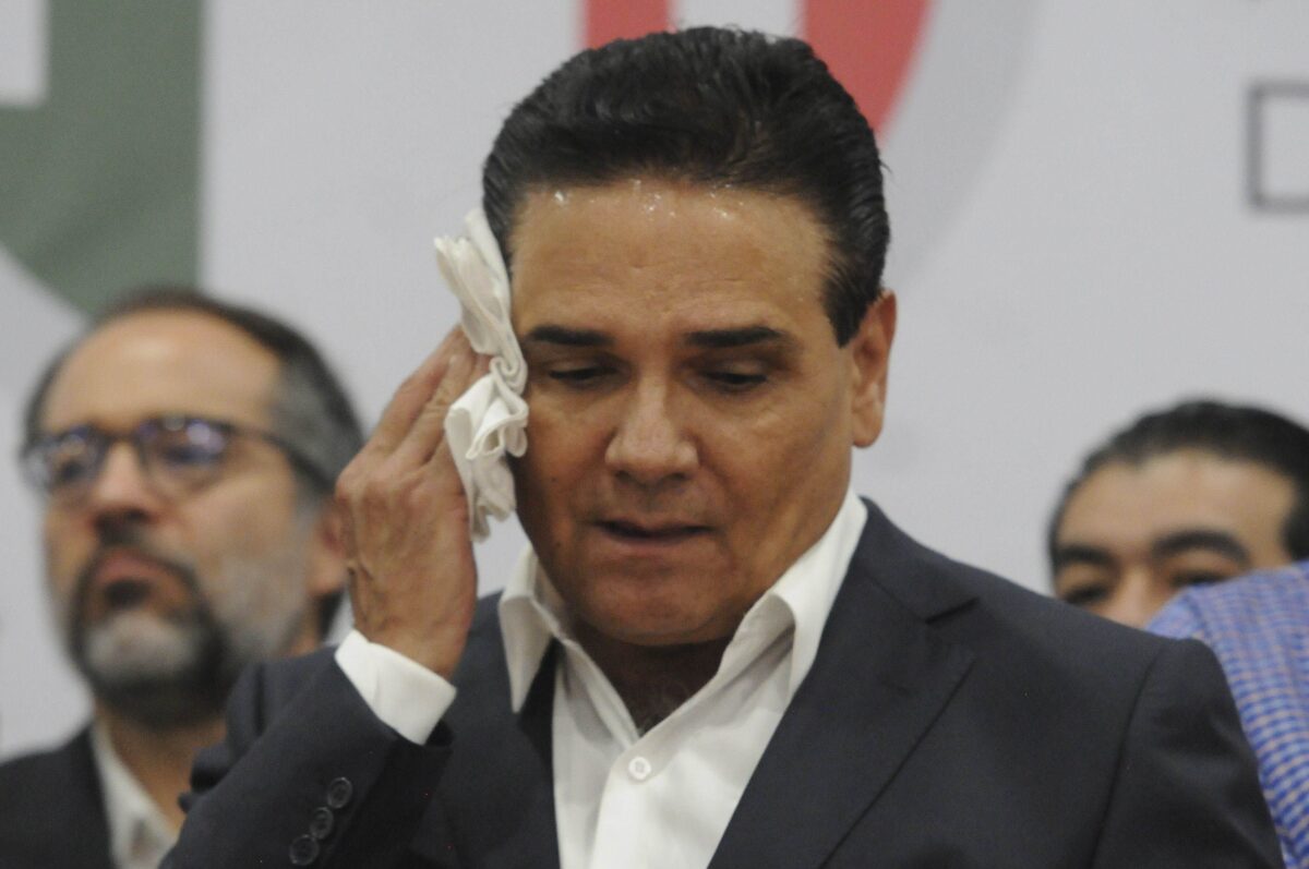 Foto: Cuartoscuro Silvano Aureoles enfrenta una orden de aprehensión por presunta corrupción. La FGR lo busca por delitos financieros y desvío de recursos.