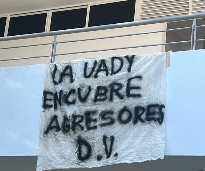 Mujeres organizadas instalaron un tendedero de denuncias en la UADY para visibilizar la violencia y exigir justicia ante la falta de respuesta institucional.