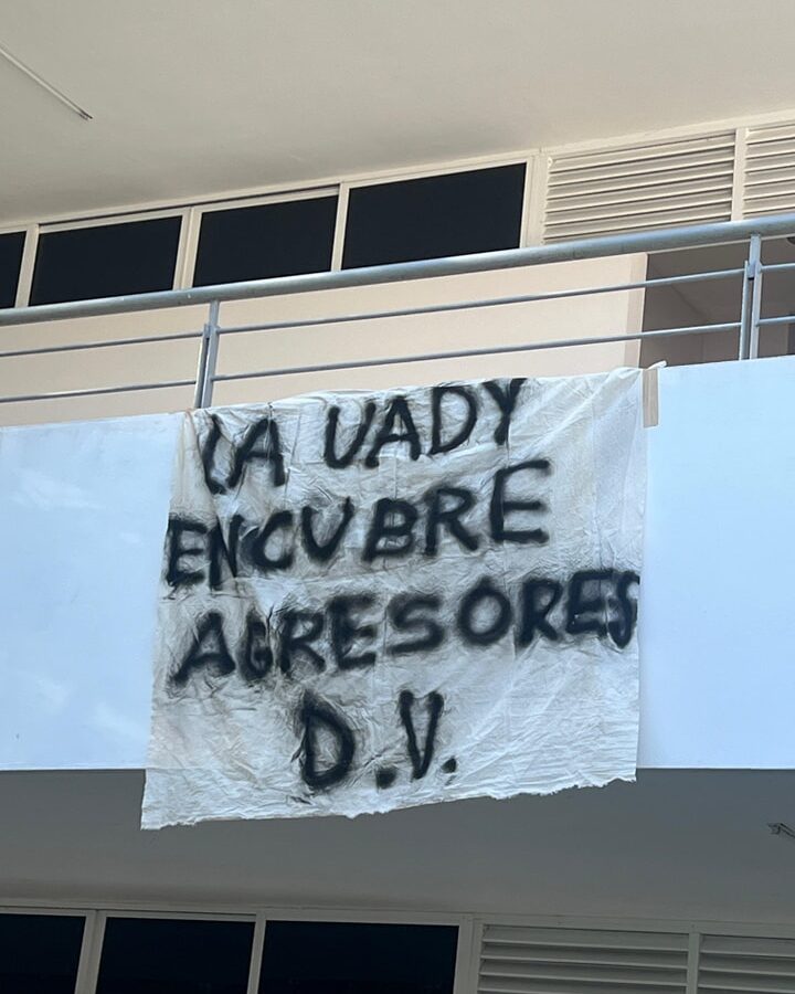 Mujeres organizadas instalaron un tendedero de denuncias en la UADY para visibilizar la violencia y exigir justicia ante la falta de respuesta institucional.
