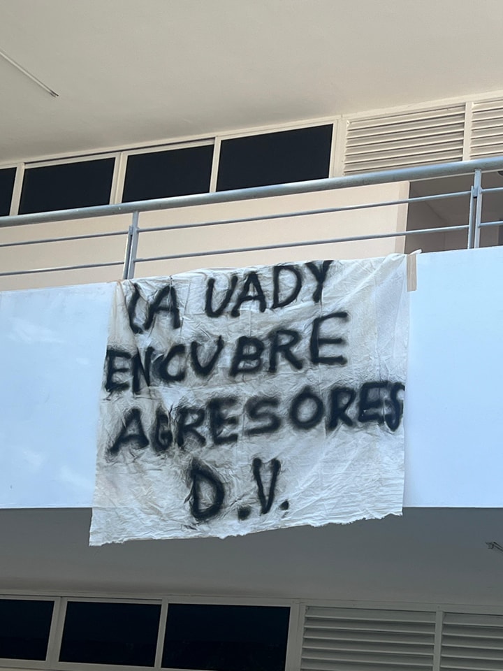 Mujeres organizadas instalaron un tendedero de denuncias en la UADY para visibilizar la violencia y exigir justicia ante la falta de respuesta institucional.