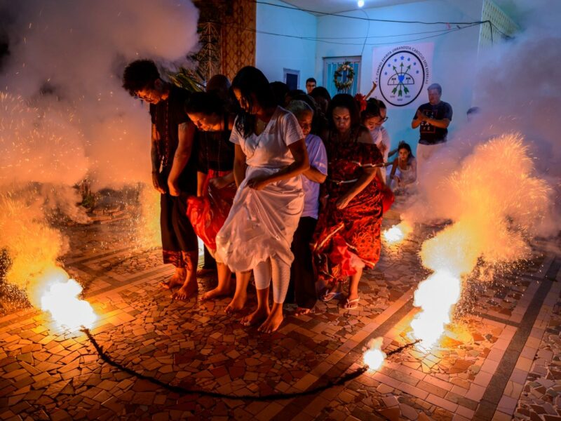 Las religiones afrobrasileñas brillan en el Carnaval de Río, pero enfrentan discriminación y ataques. La intolerancia religiosa sigue en aumento.