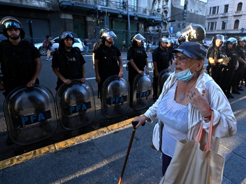 Al menos 20 heridos y más de 100 detenidos tras enfrentamientos entre manifestantes y policía en Buenos Aires. Protestas y represión en Argentina.