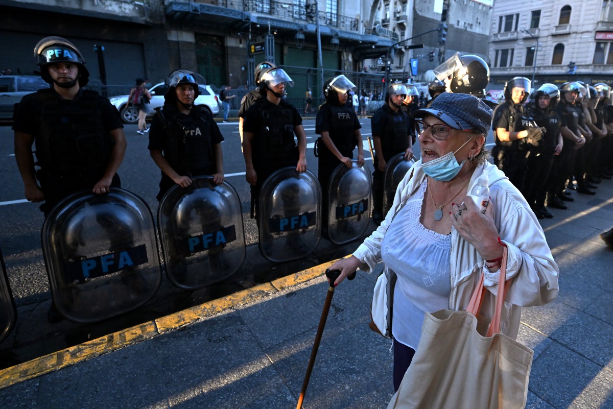 Al menos 20 heridos y más de 100 detenidos tras enfrentamientos entre manifestantes y policía en Buenos Aires. Protestas y represión en Argentina.