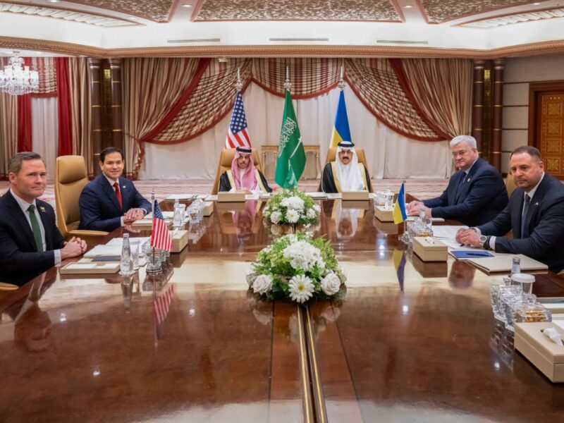 Ucrania acepta la propuesta de EE.UU. de un alto el fuego de 30 días con Rusia. Acuerdan cooperación en inteligencia y explotación minera.