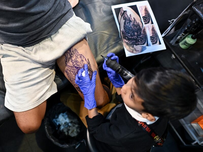 Un niño de 9 años sorprende en Tailandia al tatuar con gran destreza, siguiendo la tradición ancestral del tatuaje en su país.