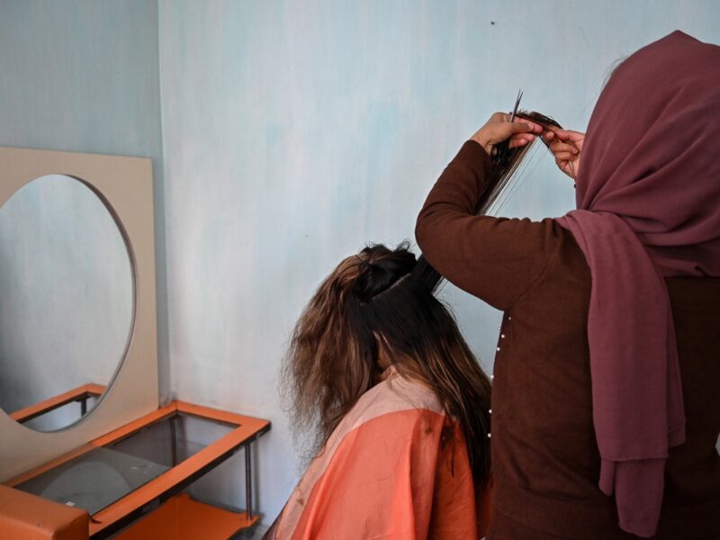 Mujeres afganas desafían la prohibición talibán y venden su cabello para subsistir en un país donde la pobreza extrema afecta a la mayoría de la población.