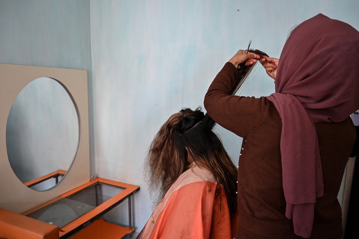 Mujeres afganas desafían la prohibición talibán y venden su cabello para subsistir en un país donde la pobreza extrema afecta a la mayoría de la población.
