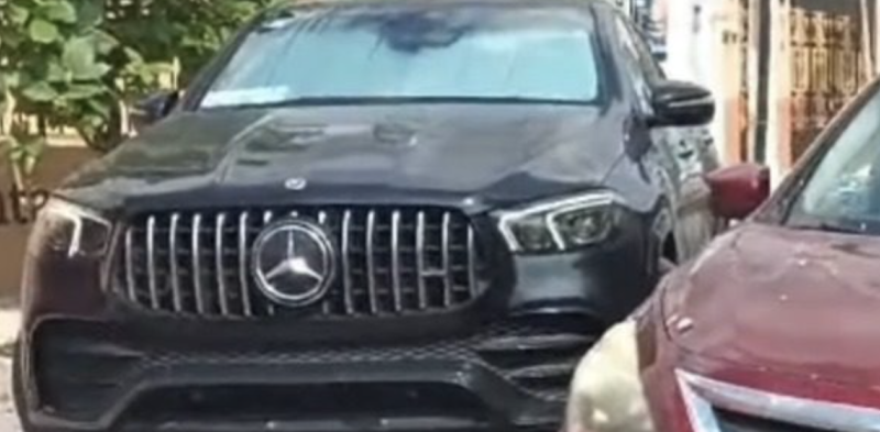 Mujer extranjera arroja huevos y golpea un auto estacionado en la entrada de su casa en Mérida. SSP interviene tras la discusión con el dueño.