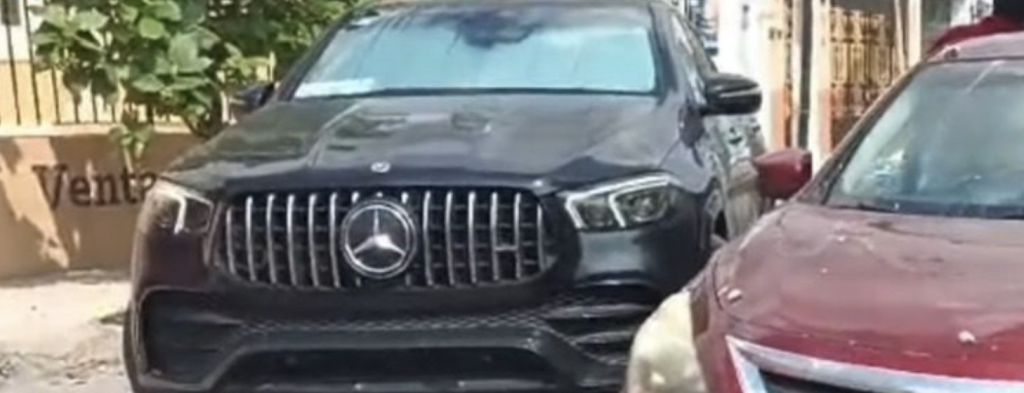 Mujer extranjera arroja huevos y golpea un auto estacionado en la entrada de su casa en Mérida. SSP interviene tras la discusión con el dueño.