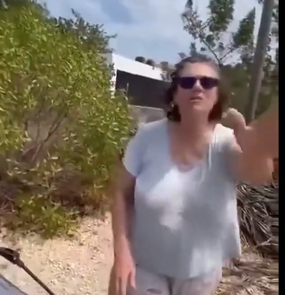 Mujer canadiense agrede a familia en Santa Clara, Yucatán, al impedirles acampar en la playa y lanzar huevos a su auto, alegando propiedad privada.