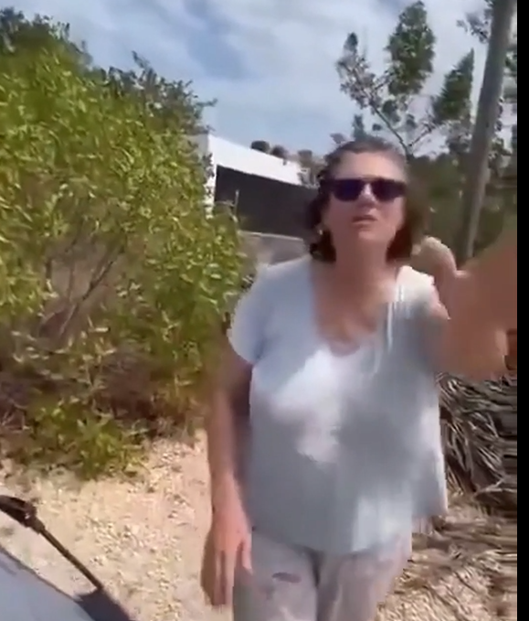 Mujer canadiense agrede a familia en Santa Clara, Yucatán, al impedirles acampar en la playa y lanzar huevos a su auto, alegando propiedad privada.