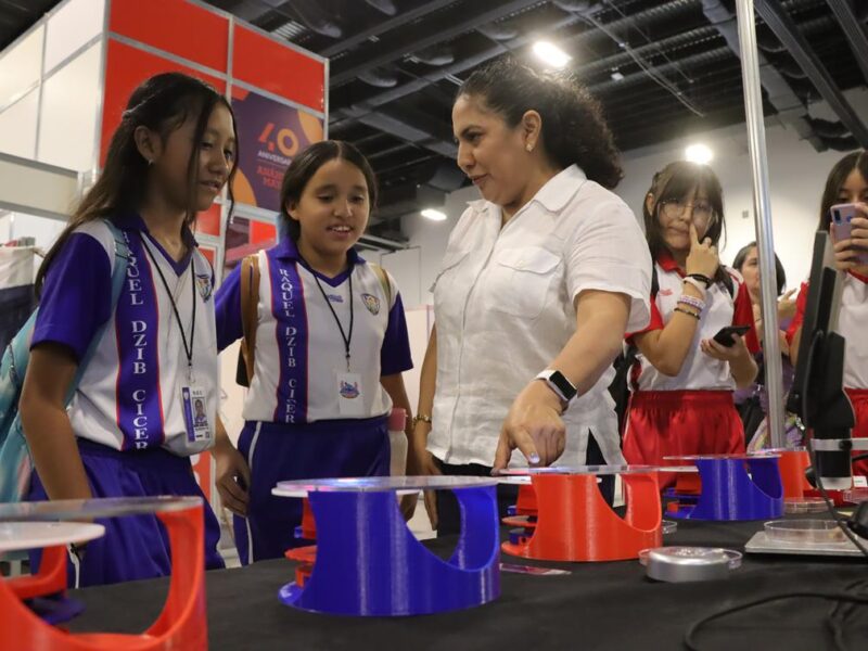 Niñas, niños y jóvenes exploran el mundo microscópico de las abejas en la FILEY 2025. La UADY y el CICY acercan la ciencia a nuevas generaciones.