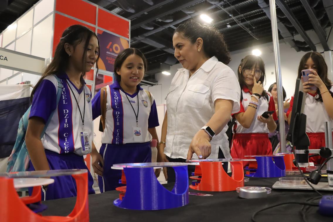 Niñas, niños y jóvenes exploran el mundo microscópico de las abejas en la FILEY 2025. La UADY y el CICY acercan la ciencia a nuevas generaciones.