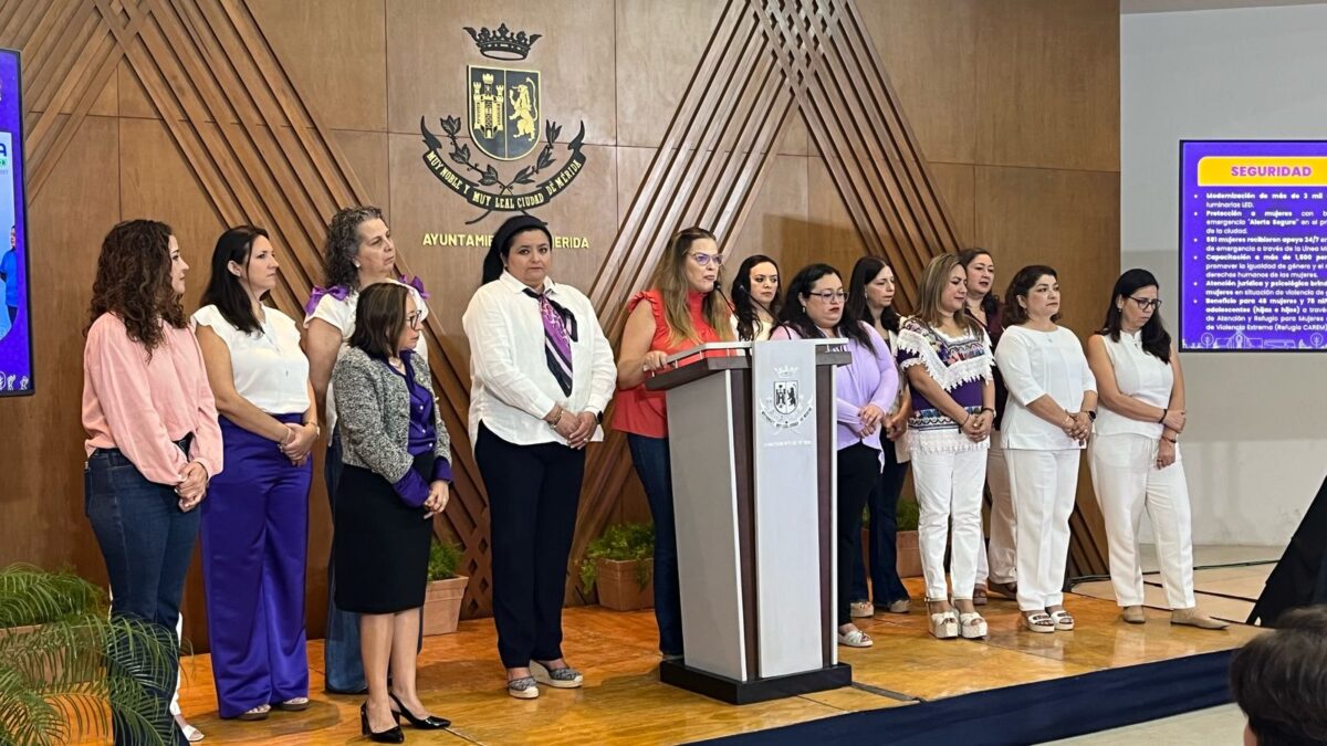 La alcaldesa de Mérida, Cecilia Patrón, impulsa el programa “Mujeres por Mérida” para apoyar a mujeres en situación de violencia y fomentar su independencia.