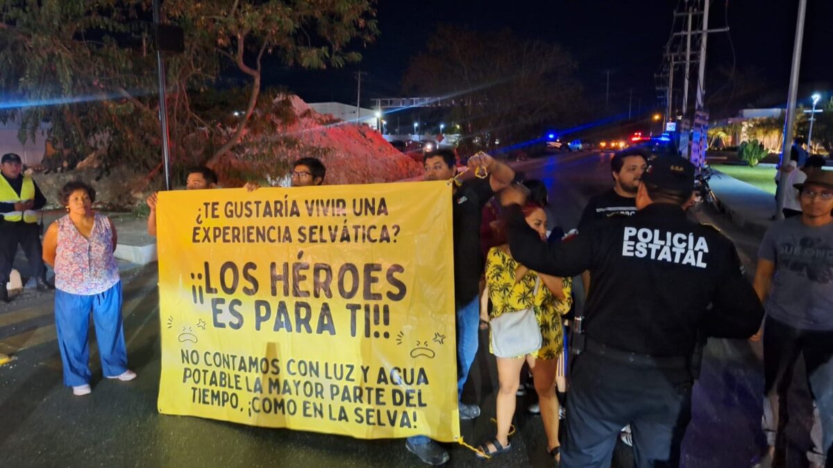 Vecinos de Los Héroes en Mérida bloquean accesos en protesta por cortes de luz, falta de agua y deficiencias en transporte y recolección de basura.