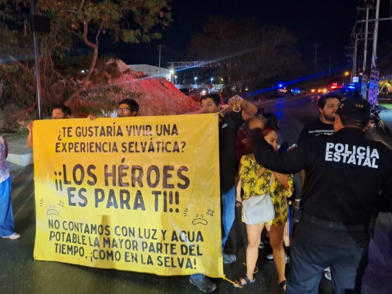 Vecinos de Los Héroes en Mérida bloquean accesos en protesta por cortes de luz, falta de agua y deficiencias en transporte y recolección de basura.