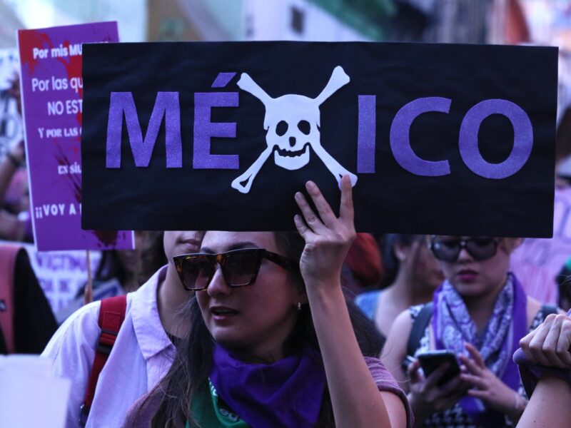 El color morado simboliza la lucha feminista y la equidad de género, un emblema del 8M. Descubre su origen y su impacto en la historia.