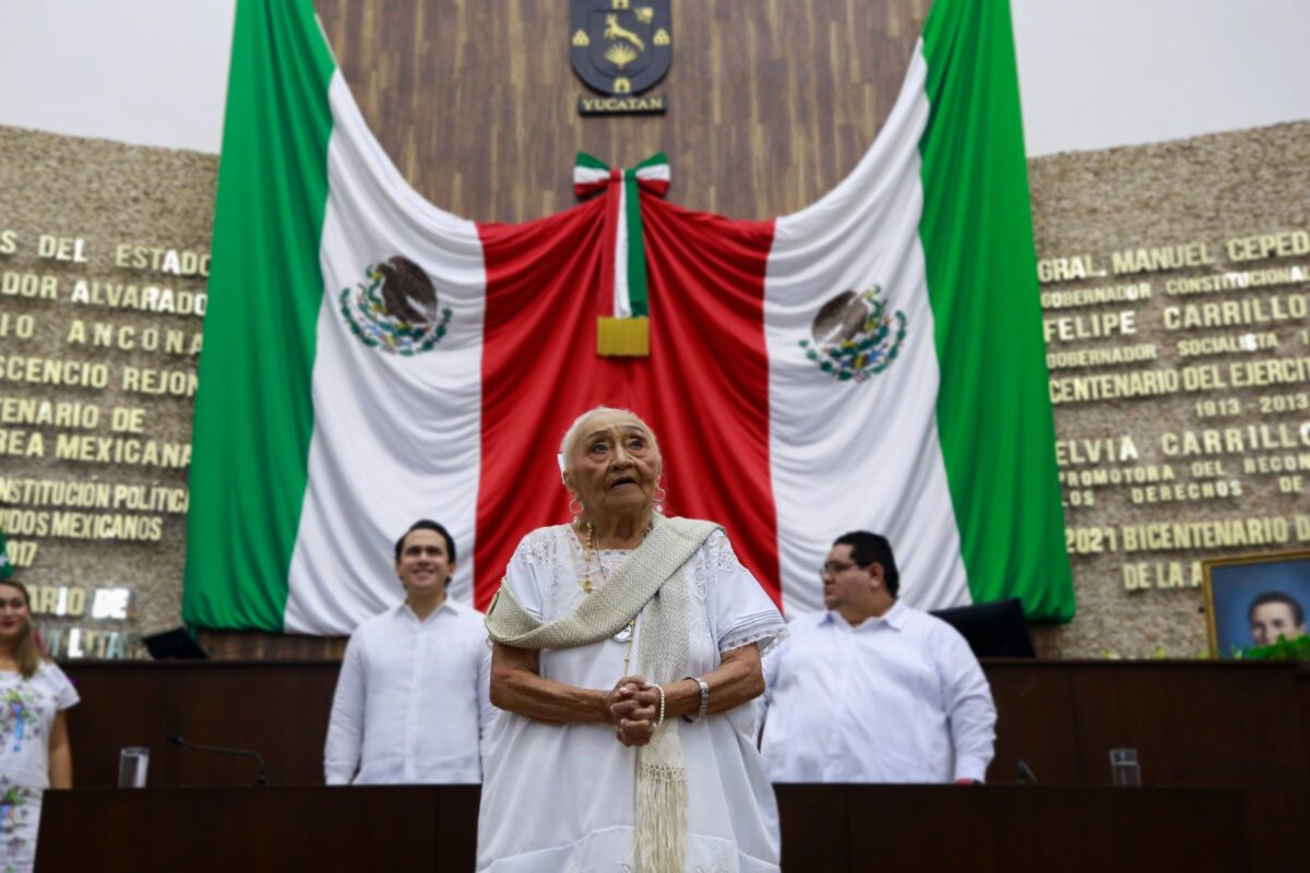 Aracely Cab Cumí, primera diputada maya, recibe el reconocimiento “Consuelo Zavala Castillo” por su labor en favor de los derechos de las mujeres.