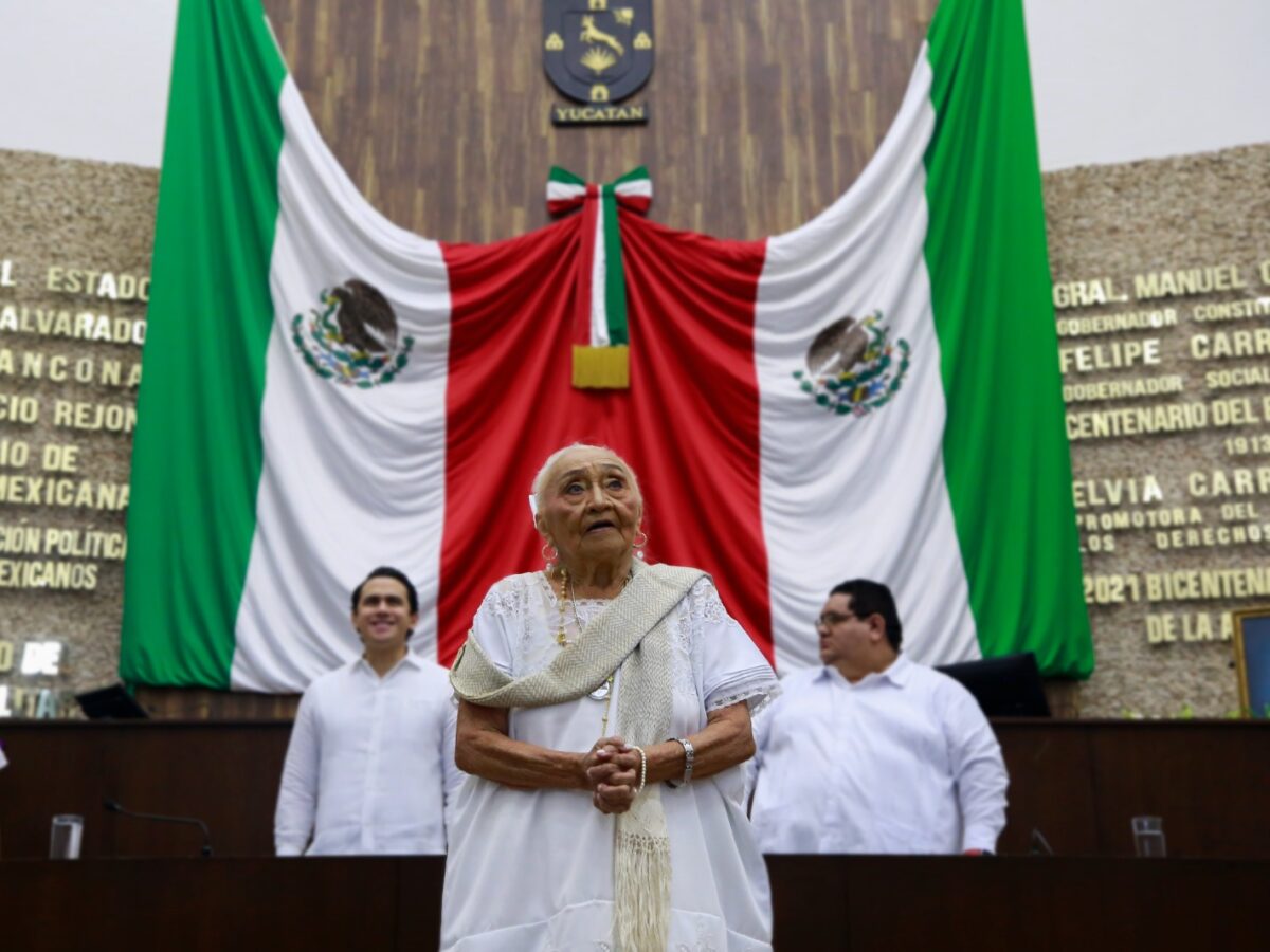 Aracely Cab Cumí, primera diputada maya, recibe el reconocimiento “Consuelo Zavala Castillo” por su labor en favor de los derechos de las mujeres.
