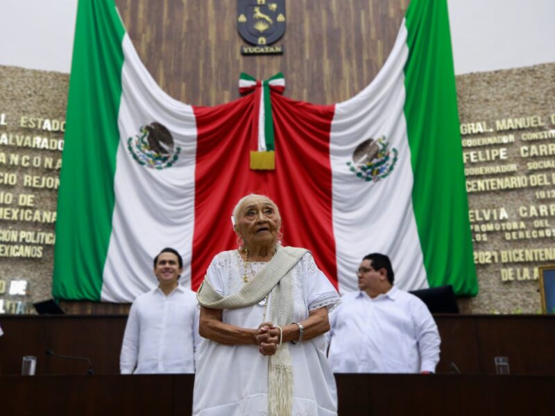 Aracely Cab Cumí, primera diputada maya, recibe el reconocimiento “Consuelo Zavala Castillo” por su labor en favor de los derechos de las mujeres.