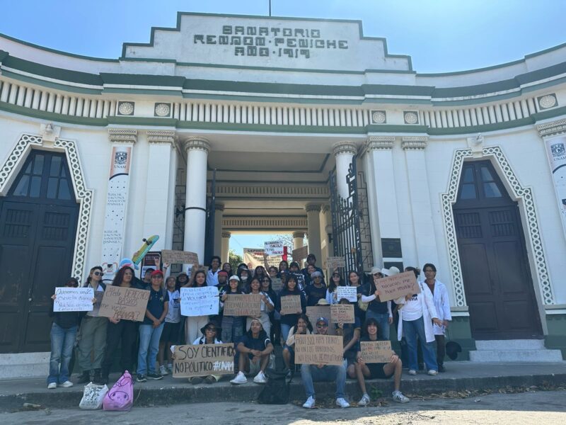 Estudiantes de la ENES Mérida protestan en el CEPHCIS para exigir mejores condiciones, seguridad y un servicio médico de urgencia.