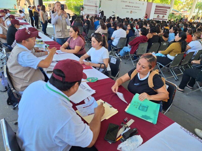 Entregan tarjetas de la beca universal "Rita Cetina" en Mérida. Beneficiarios recibirán apoyo económico para garantizar su educación básica.