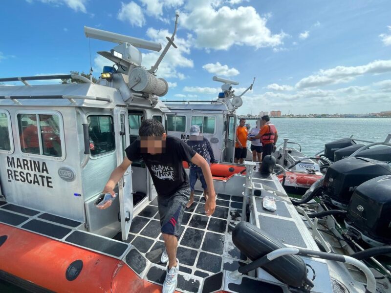 La Armada de México rescata 14 personas en Progreso, Yucatán; operativo de la Novena Zona Naval tras llamada anónima inicia procesos legales.