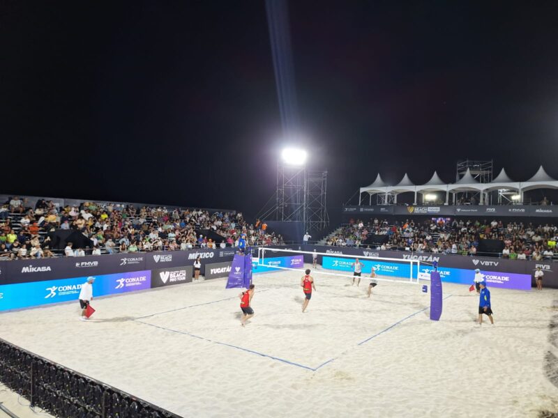 Alta afluencia en el Tour Mundial de Vóleibol de Playa en Progreso; evento impulsa turismo y economía local en su primer día.