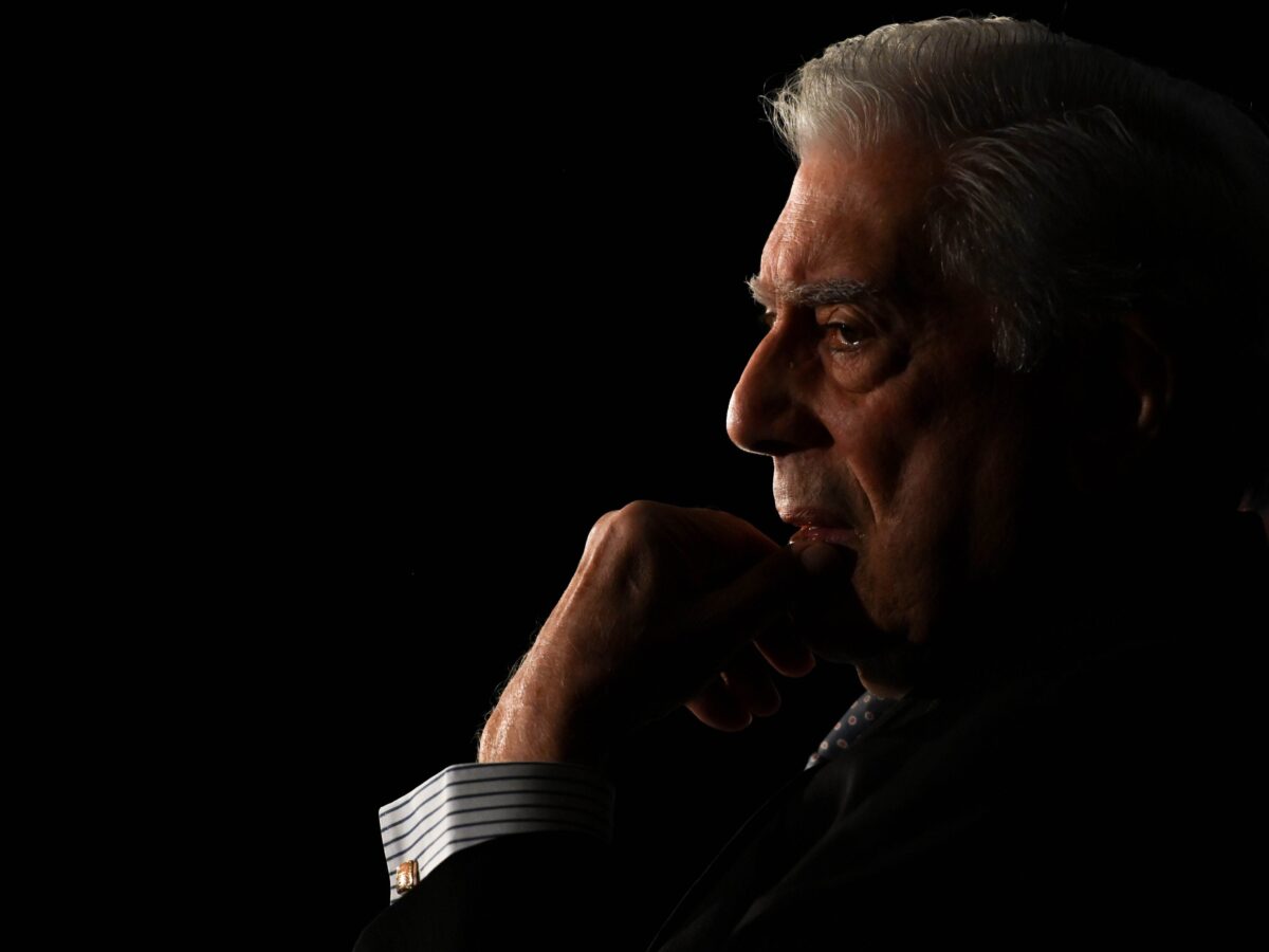 Fallece Mario Vargas Llosa a los 89 años en Lima. Su legado literario marcó generaciones y lo consagró como un pilar de la narrativa hispanoamericana.