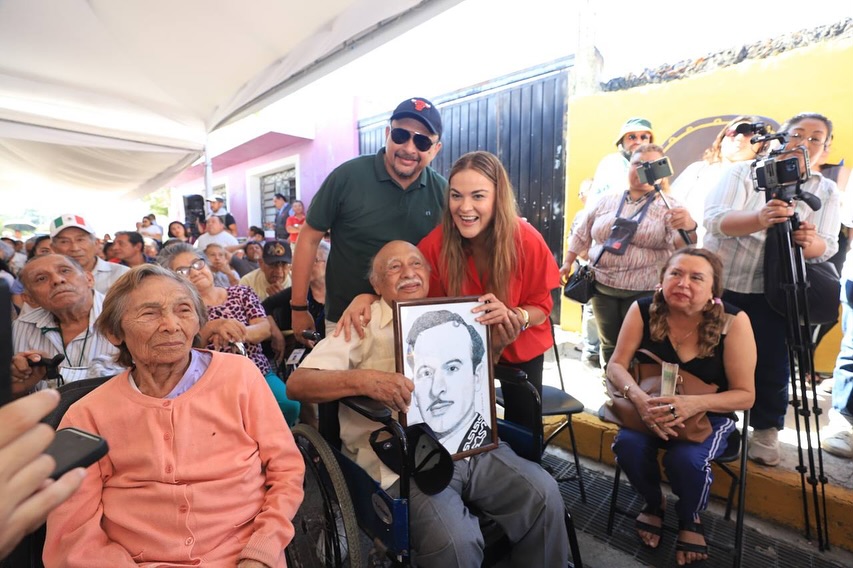 Cecilia Patrón honra a Pedro Infante en su 68 aniversario luctuoso con una ofrenda floral en el lugar donde falleció el Ídolo de México.